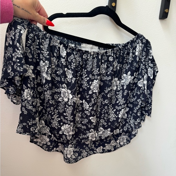 Audrey 3+1, navy with white florals, off shoulder crop top, size: small - Picture 4 of 6